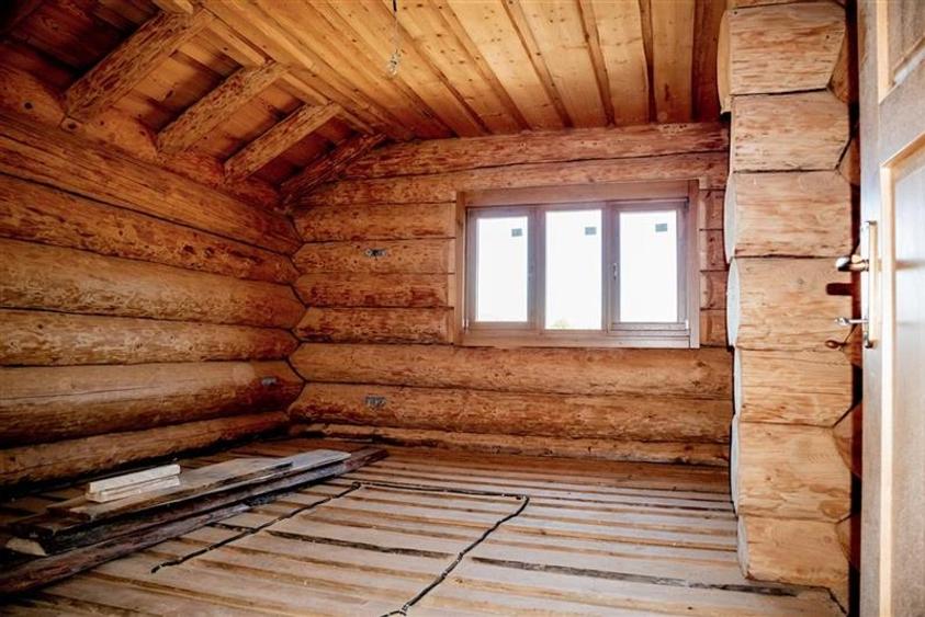 Casa din lemn rotund (Izvoru Muresului, str. Garii) - 9