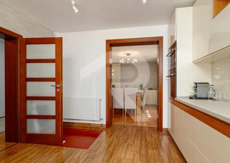 Vila de vanzare in Bu?teni 8 dormitoare, vedere dire - 11