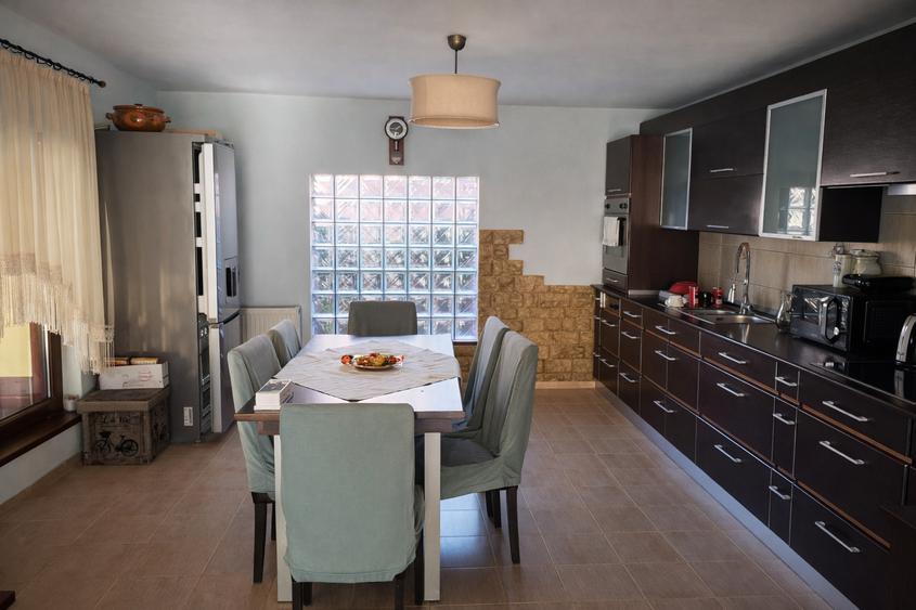 Casă Budești – potrivită pentru familie, curte și spații generoase - 13