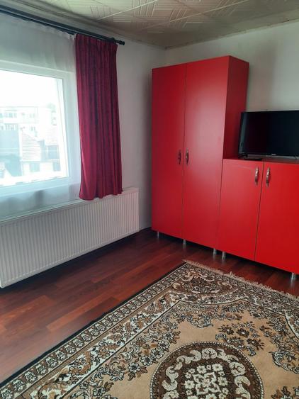 Se inchireaza pe perioada lunga apartament cu o camera,bucatarie,baie,hol,balcon decomandat.Incalzire proprie,bucatarie complet utilata,recent renovat - 1