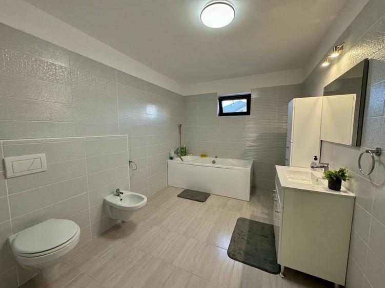 Casă Spațioasă de V&acirc;nzare &icirc;n Ghimbav | Două Apartamente | Teren 579 mp - 18