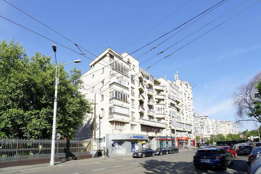 Spatiul comercial 100 mpu str.Sf Vineri colt cu B-dul Corneliu Coposu - 1