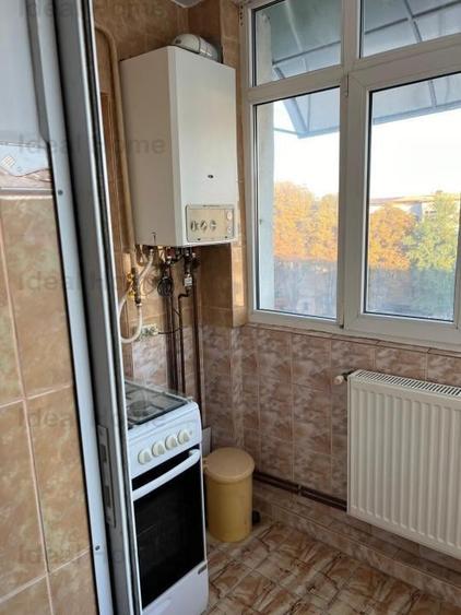 Husi. Centru. 3 camere. Etaj 3 din 4 - 9