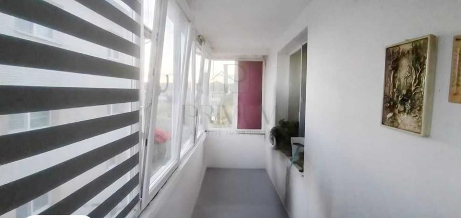 Proprietar vand apartament cu 3 camere, decomandat, situat la etajul 3 - 5