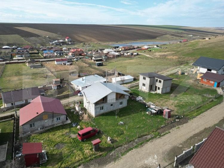 Casa cu 4 camere, 105 mp utili, cu garaj si 500 mp teren, zona Letcani - 2