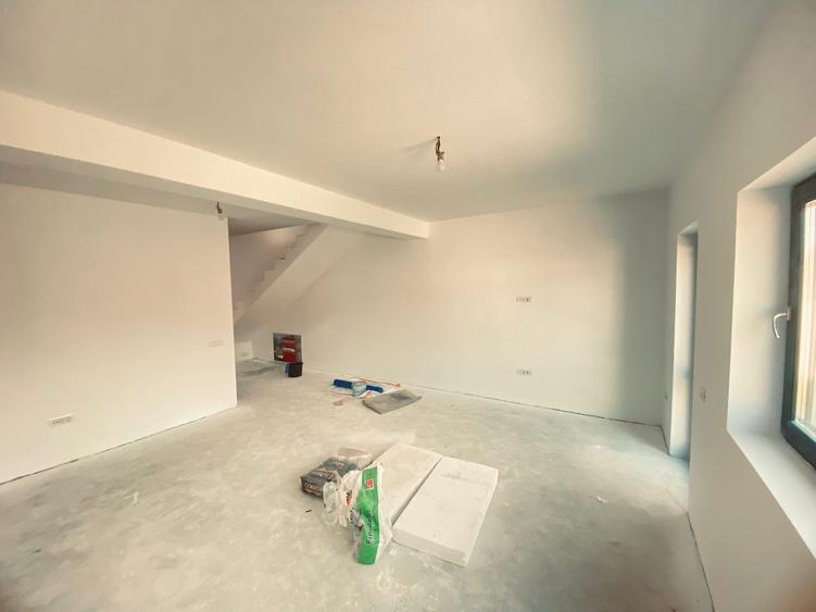 Duplex cu 4 camere si mansarda. Curte 250 mp. Comision 0 - 11