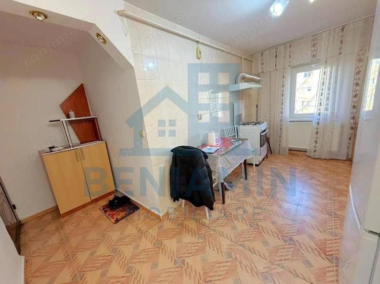 2 Camere-Etaj 3-Centrala termica-Mobilat-Utilat-Bloc 1982-Disponibil - 4