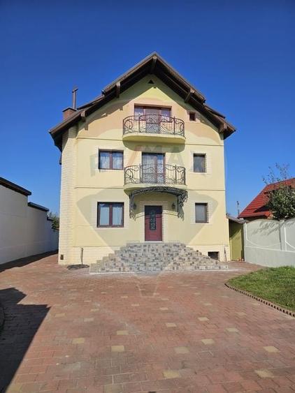 CASA SPATIOASA SI PRIMITOARE IN CENTRUL ORASULUI  AVRIG JUD,  SIBIU - 1
