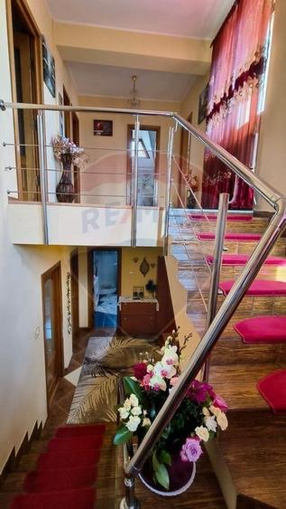 Casa de vanzare cu 280 mp si teren 1100 mp in Arcasilor Galati - 11