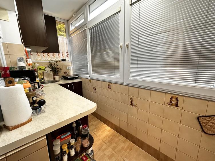 Apartament cu 3 camere semidecomandat, mobilat în Dâmbovița