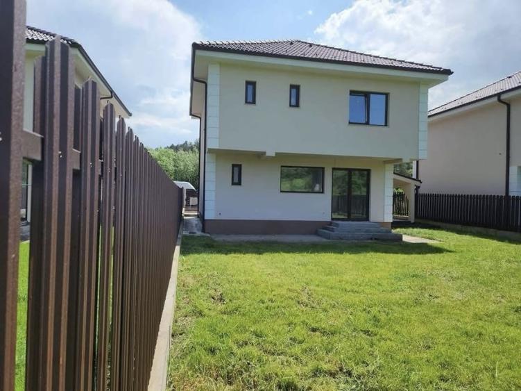 Casă individuală cu 4 camere cu Canalizare în Luna de Sus