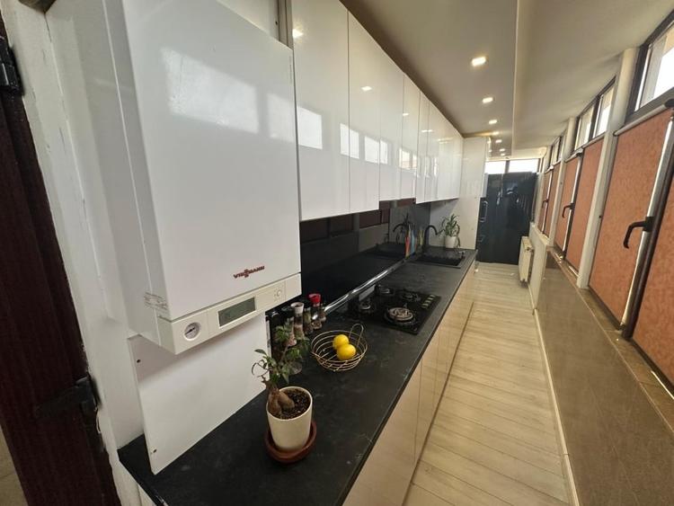 Apartament cu 3 camere decomandat, mobilat în Rovine