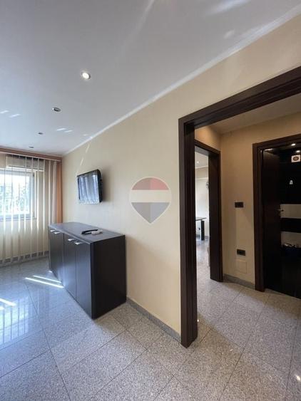 Apartament cu 4 camere semidecomandat, mobilat în P-ța Unirii