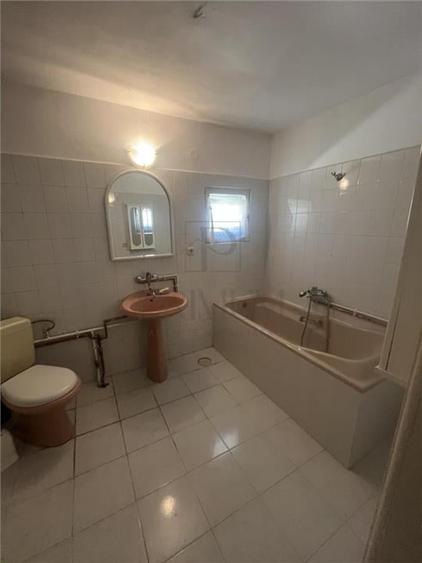 Casă individuală cu 8 camere cu Canalizare în Lipovei