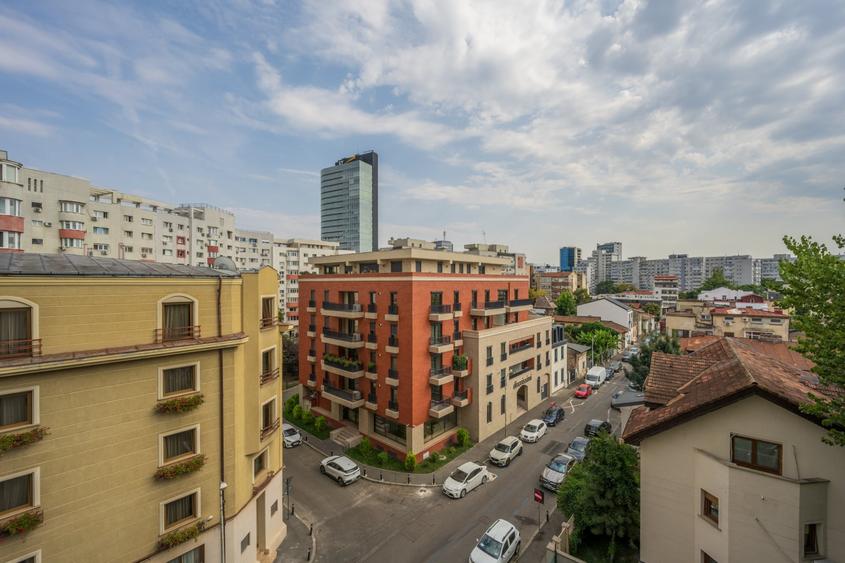 Apartament cu 3 camere semidecomandat, mobilat în Banu Manta