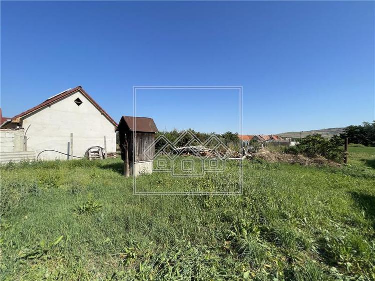 Casă individuală cu 2 camere cu Teren 2162 Mp în Periferie