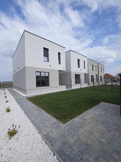 Casă cu 4 camere cu Teren 250 Mp în Covaci