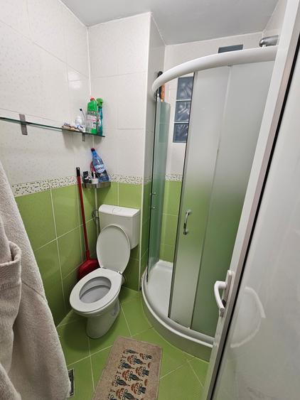Apartament cu 3 camere semidecomandat în Drumul Sării