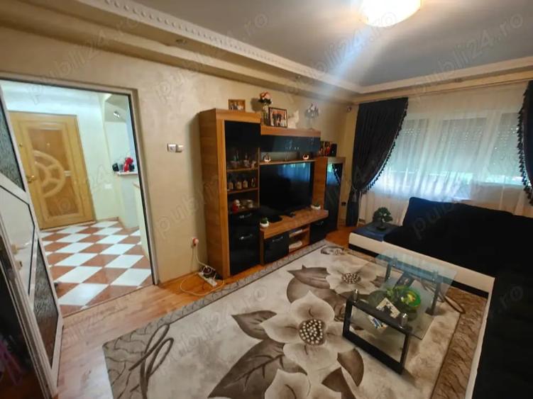 Casă cu 3 camere decomandat în Micro 14