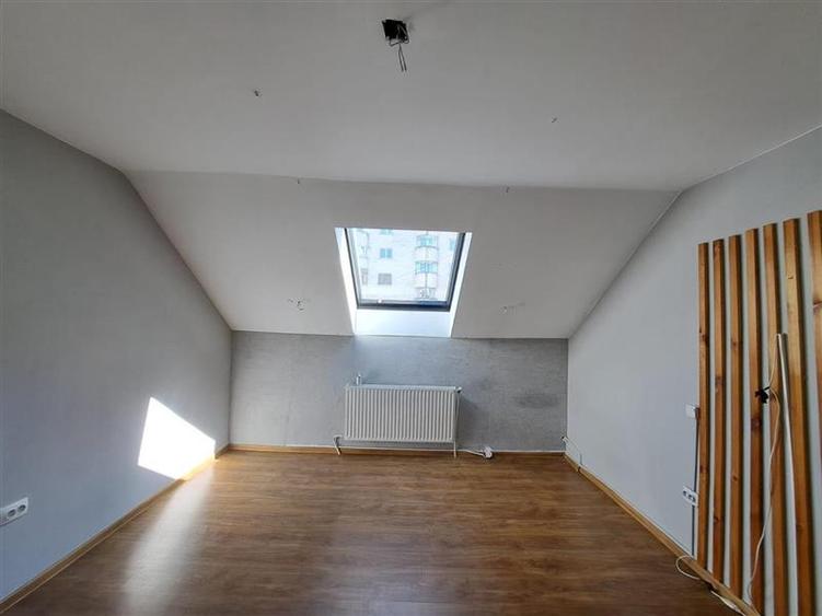 Duplex cu 11 camere cu Canalizare în Mărăști