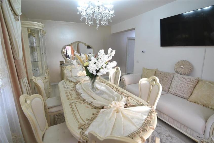 Apartament cu 3 camere decomandat în Noua
