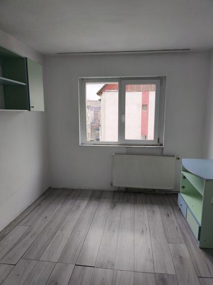 Inchiriez apartament 3 camere - 5