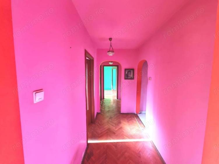 Vand apartament cu 4 camere,decomandat,et.3,garaj sub bloc,Bld.Cetatii - 6