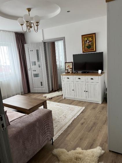 Vând Apartament cu două camere etaj 3 pe mijloc  - 1