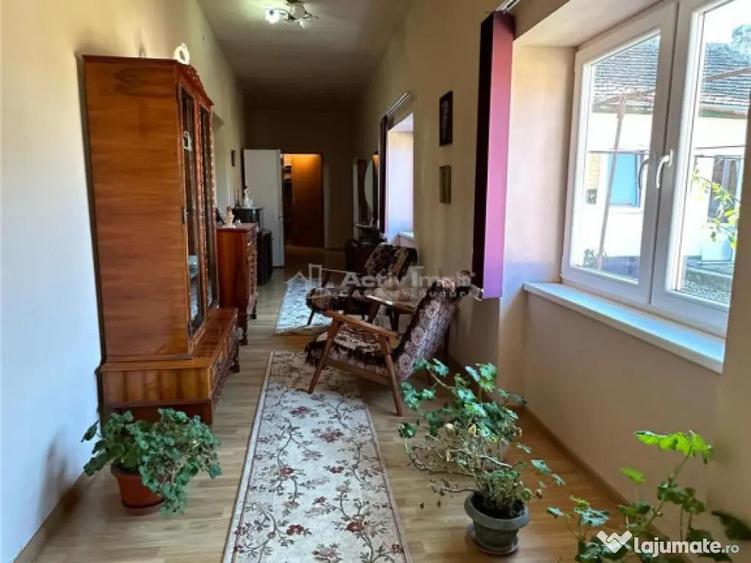 Casa Solida, pentru Familie extinsa, cu Gradina si Teren, D - 10