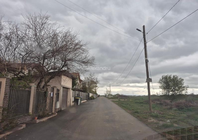 Teren langa case cu utilitati, lac la 300 metri, 700 mp