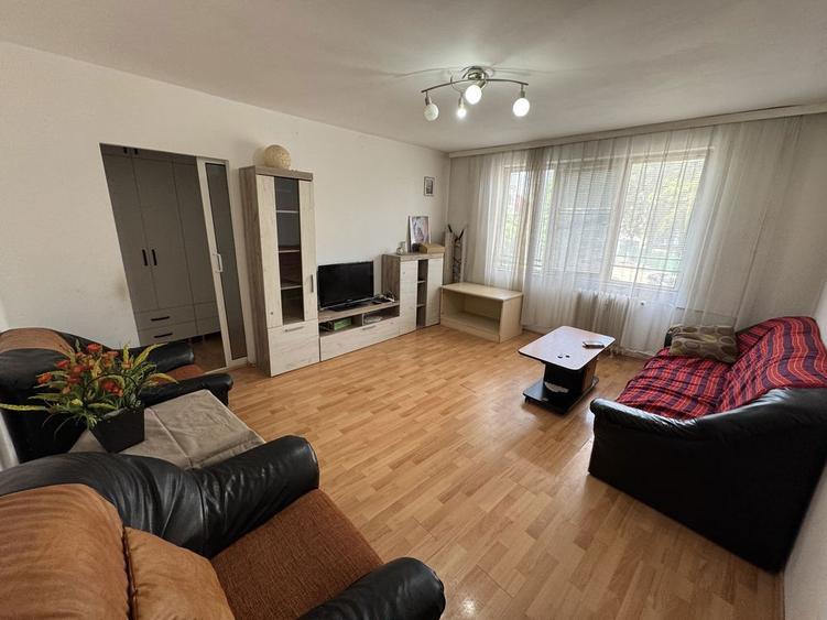 Inchiriez apartament zona centrala etaj 1 - 6