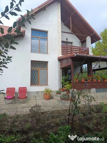 Casă cu 5 camere cu Teren 698 Mp în Albert