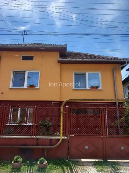 Casa cu etaj ?i gradina