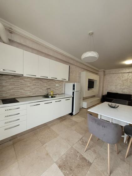 Apartament cu 3 camere semidecomandat, mobilat în Central