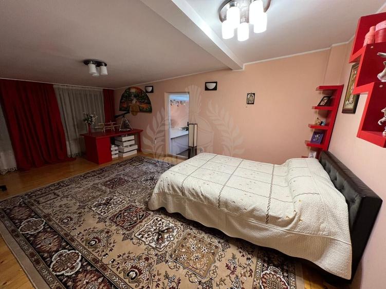 Casă individuală cu 5 camere cu Teren 300 Mp în Central