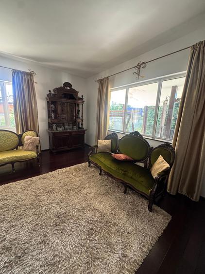 Casă cu 8 camere cu Garaj în Poienarii Burchii