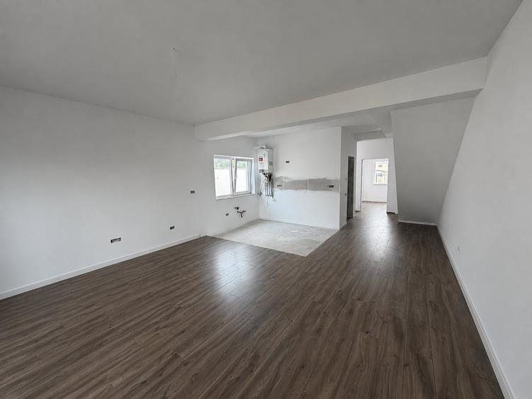 Duplex cu 5 camere cu Canalizare în Moșnița Nouă