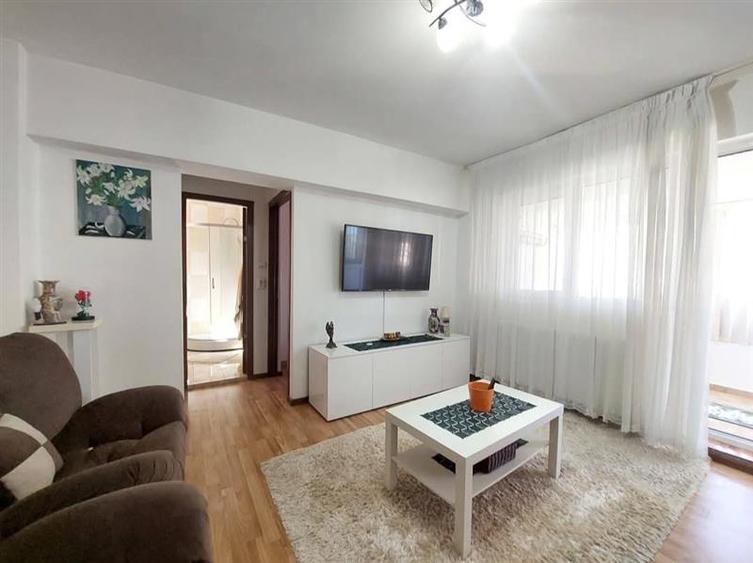 Apartament cu 3 camere semidecomandat în Balta Albă