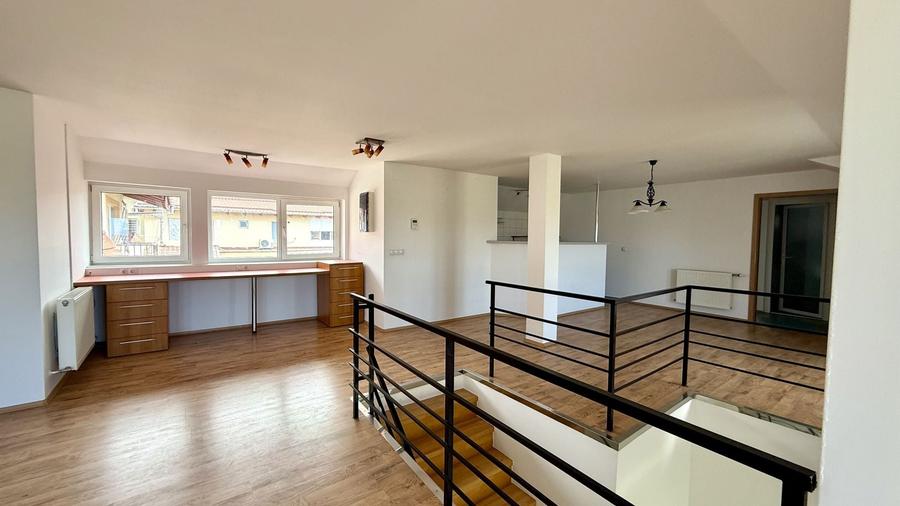 Apartament cu 4 camere decomandat, mobilat în Girocului