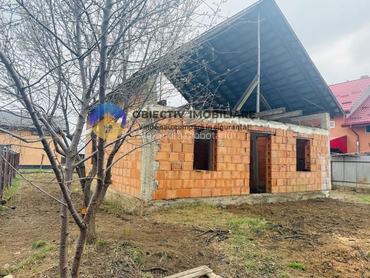 Casa la rosu-constructie solida din caramida - Dumbrava Rosie