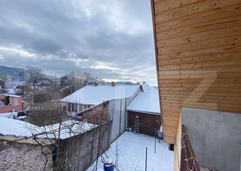 Casa de 284 mp, impartit in 3 apartamente, teren 503 mp, Gri - 12