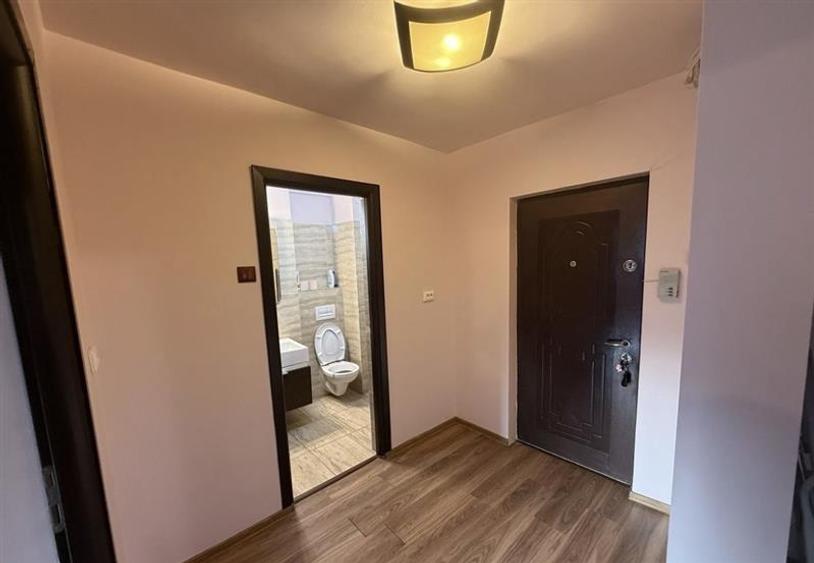 Decomandat la etaj 1, recent renovat zona Favorit - 8