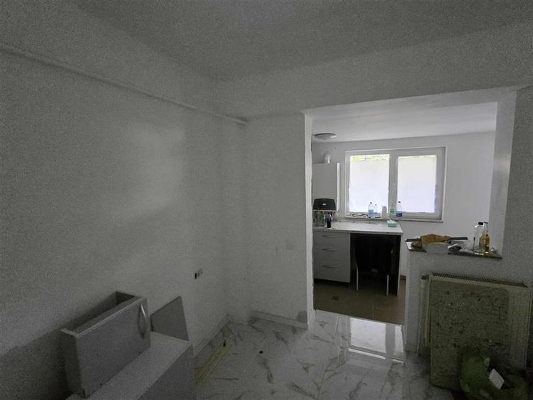 Garsonieră decomandată, mobilată în Apollo