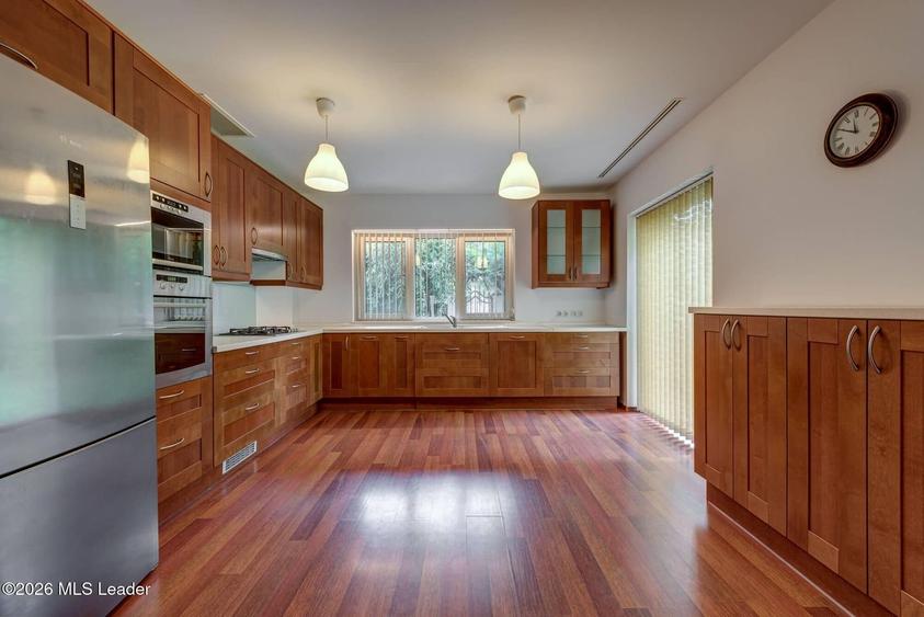 Casă individuală - 860 mp teren, 4 dormitoare si birou - 4