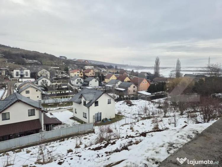 Vila spatioasa cu 3 dormitoare, 515 mp teren, cartierul Rasa - 2