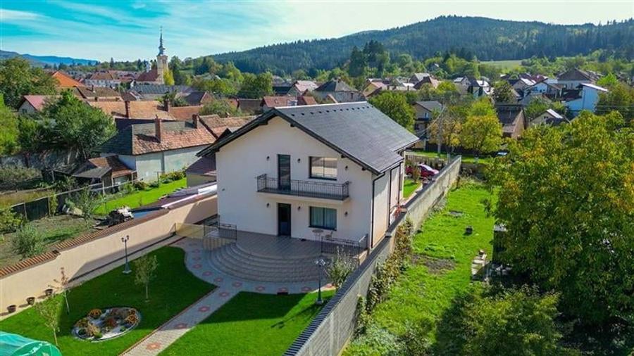 Resedinta distincta, mobilata cu rafinament, pe 1.000 mp teren, Central, Sacele, - 23