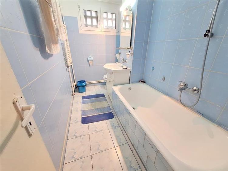 Apartament 3 camere de vanzare  Centru, Str. 9 Mai - 8