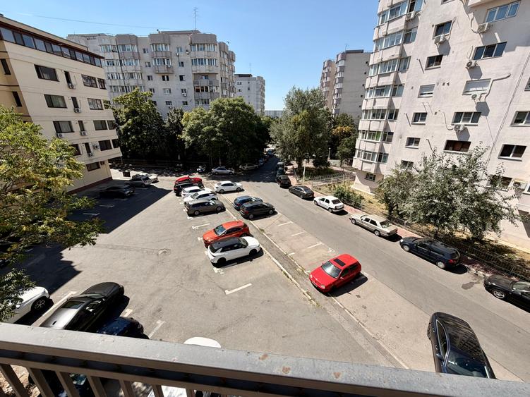 Casă individuală cu 13 camere cu Canalizare în Vitan Mall