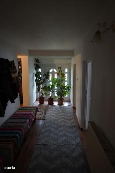 Casă cu 4 camere în Dragomirești