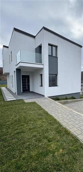 Casă individuală cu 4 camere cu Canalizare în Florești